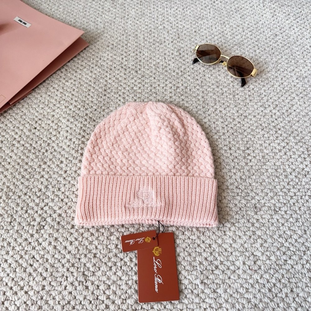 В'язана вовняна шапка