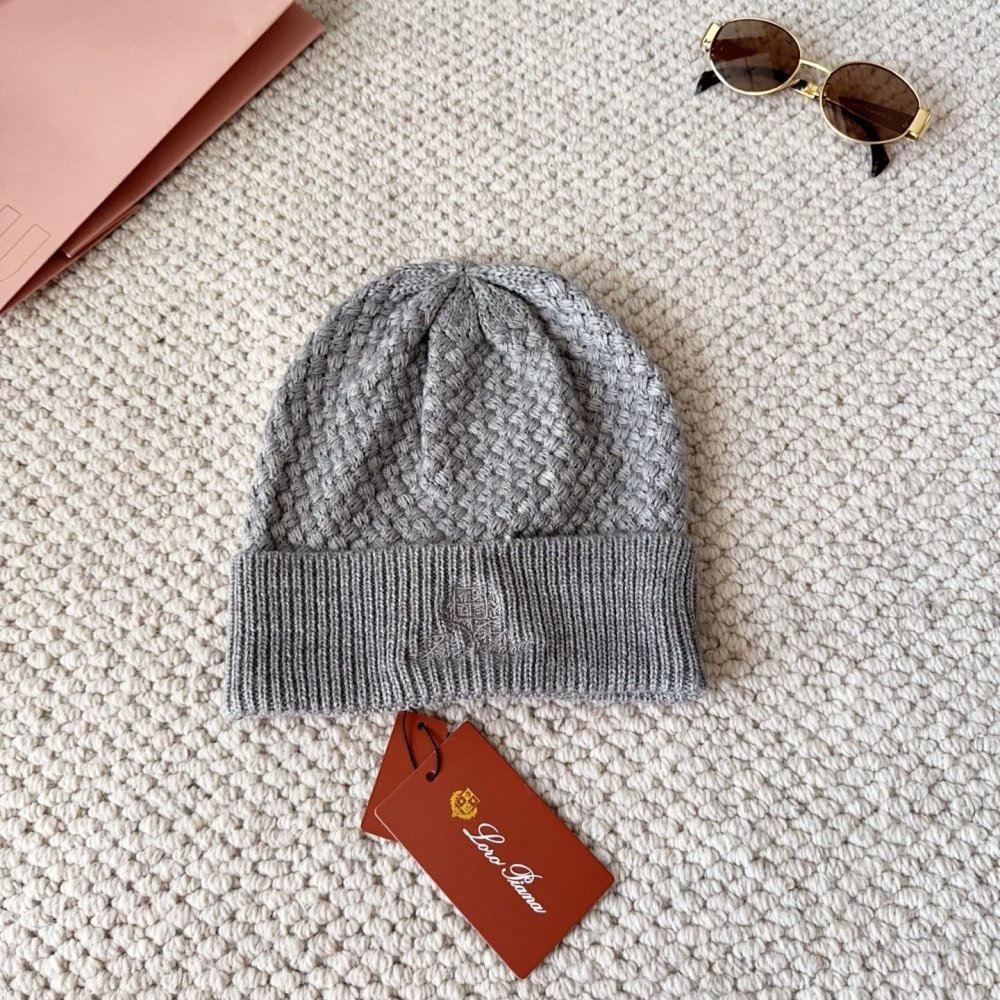 В'язана вовняна шапка