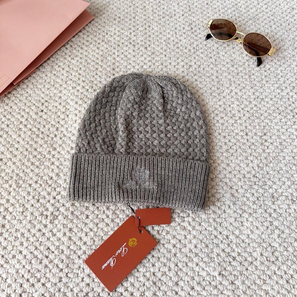 В'язана вовняна шапка