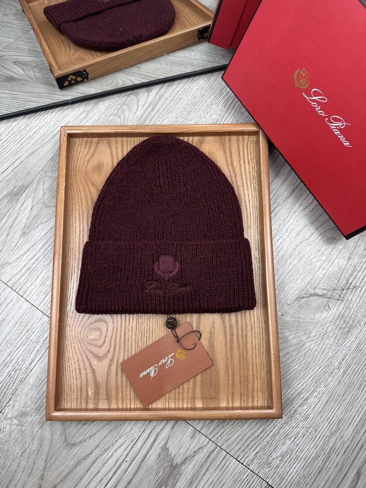 В'язана вовняна шапка