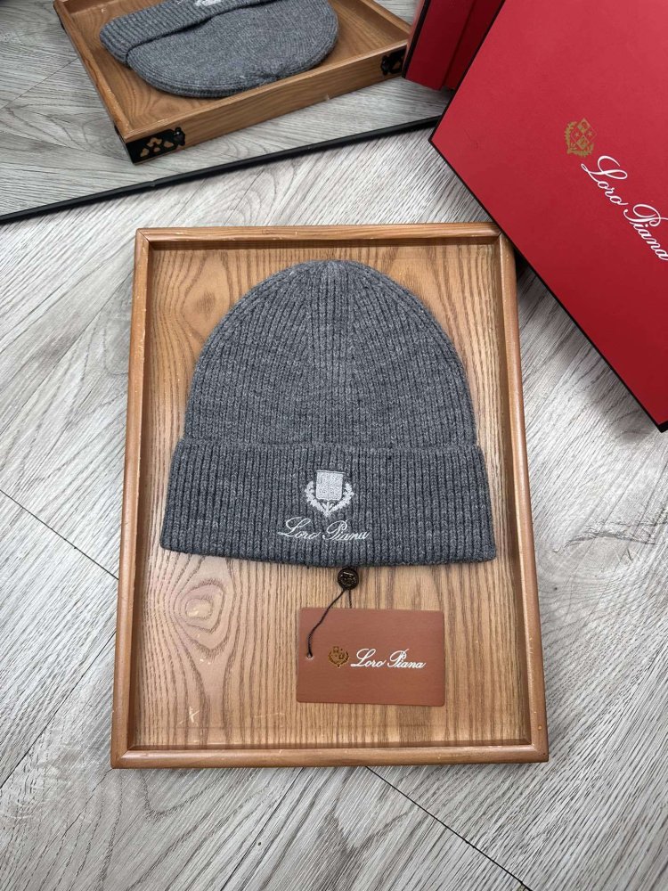 В'язана вовняна шапка