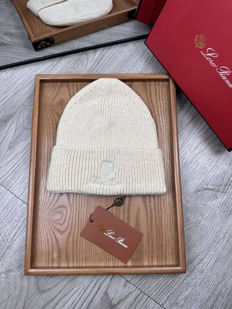 В'язана вовняна шапка