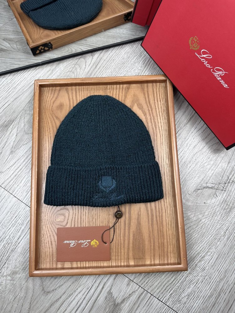 В'язана вовняна шапка