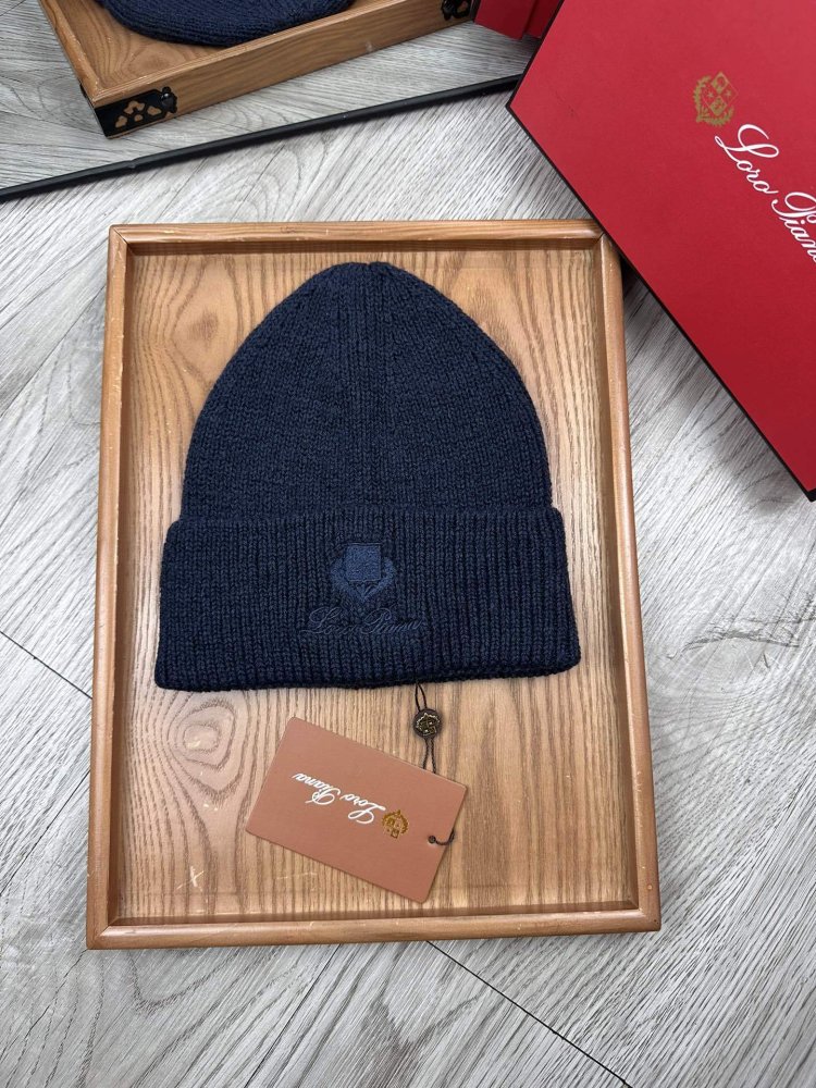 В'язана вовняна шапка