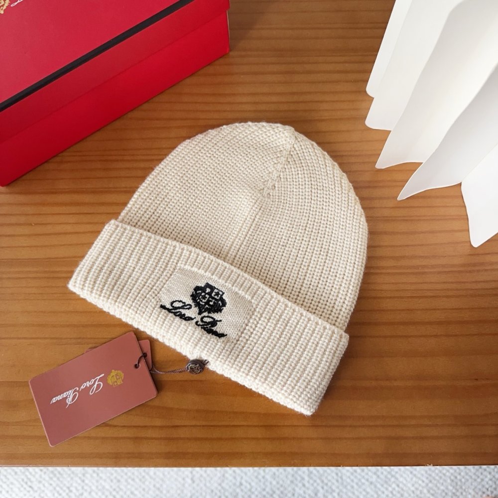 Вязаная шерстяная шапка фото 2