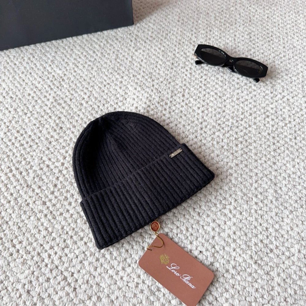 Knitted woolen a cap фото 2