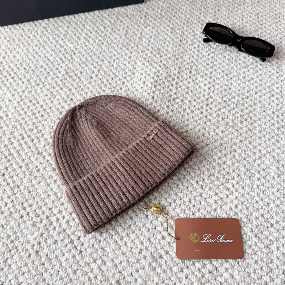 Knitted woolen a cap фото 2