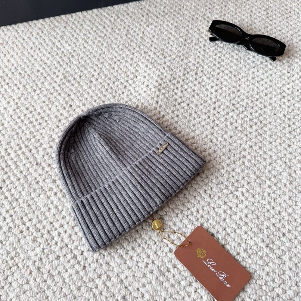 Knitted woolen a cap фото 2