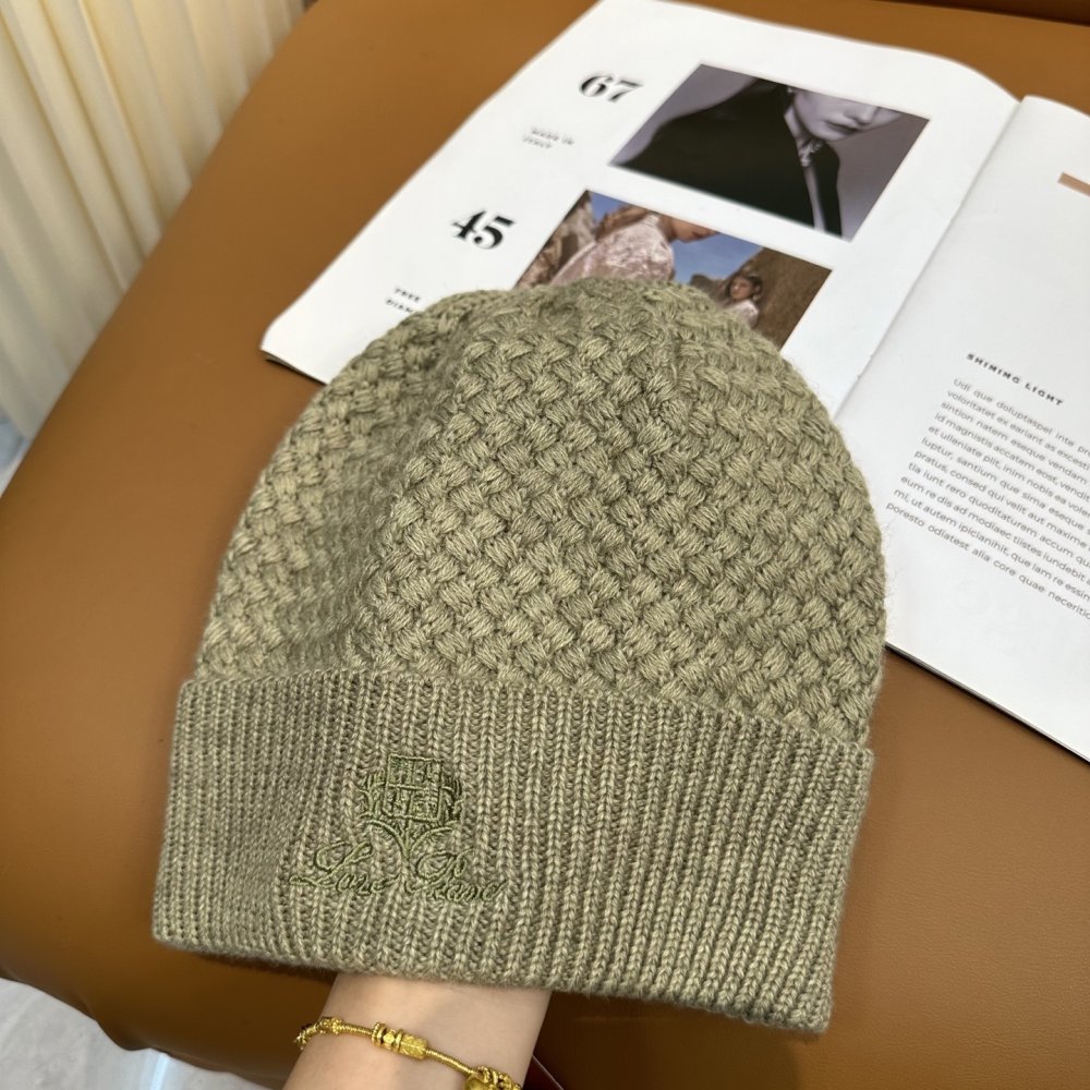 В'язана вовняна шапка фото 2