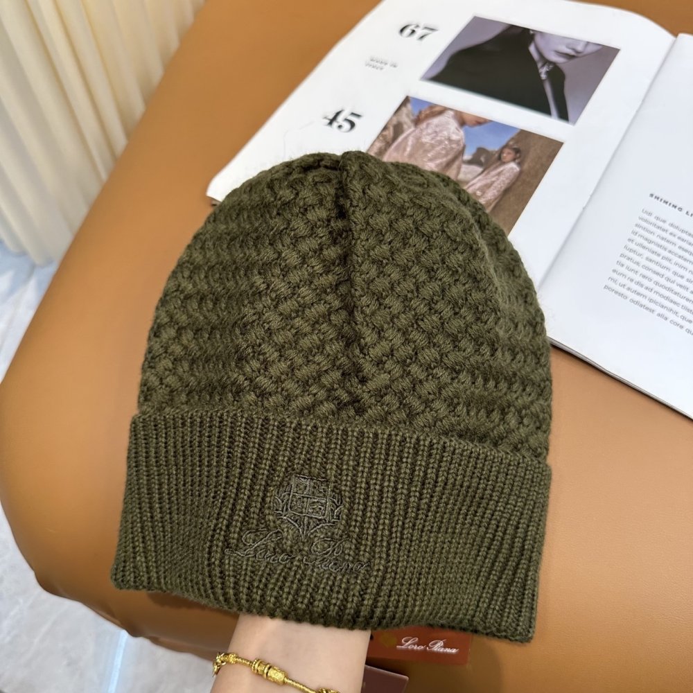 В'язана вовняна шапка фото 2