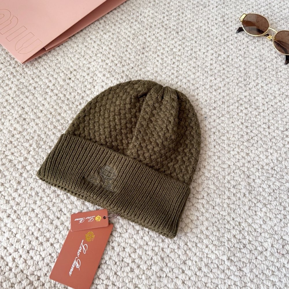 Knitted woolen a cap фото 2