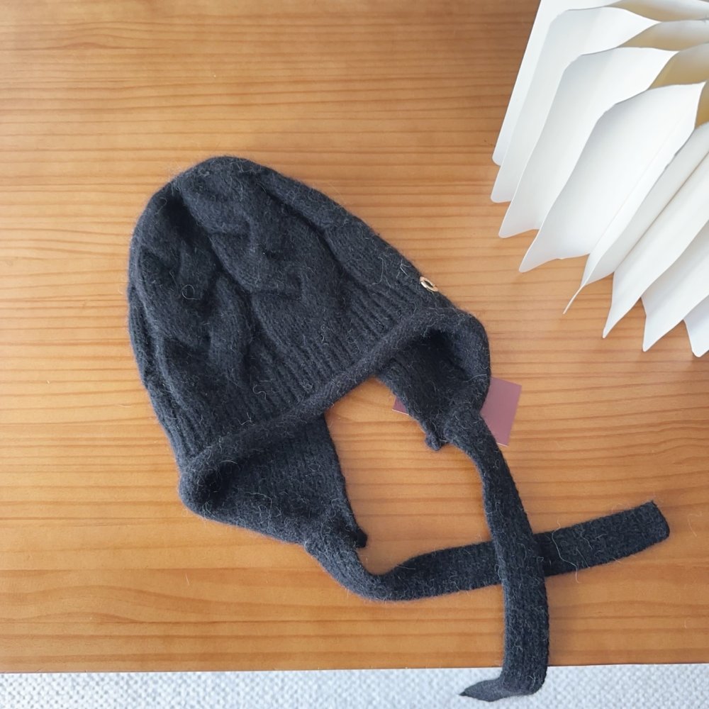 Knitted woolen a cap фото 3