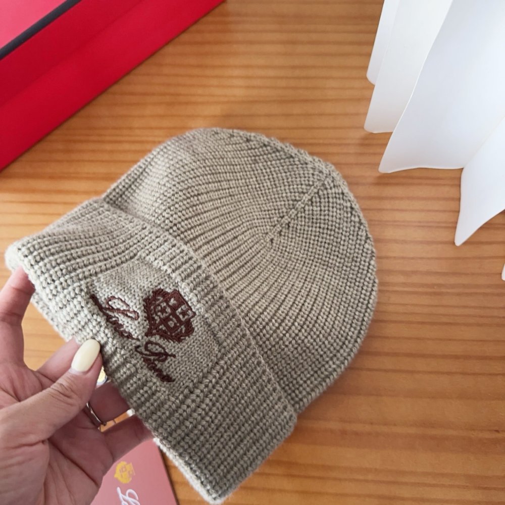 В'язана вовняна шапка фото 3