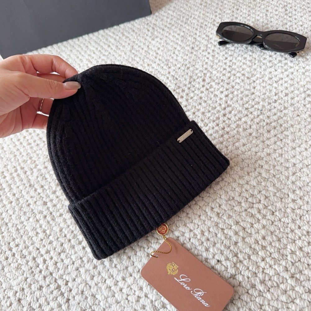 Knitted woolen a cap фото 3