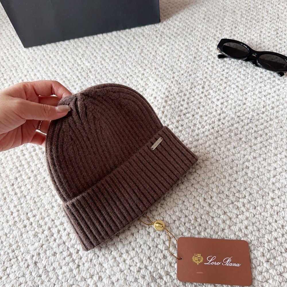 Knitted woolen a cap фото 3