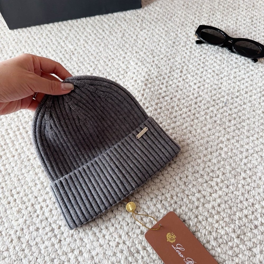 Knitted woolen a cap фото 3