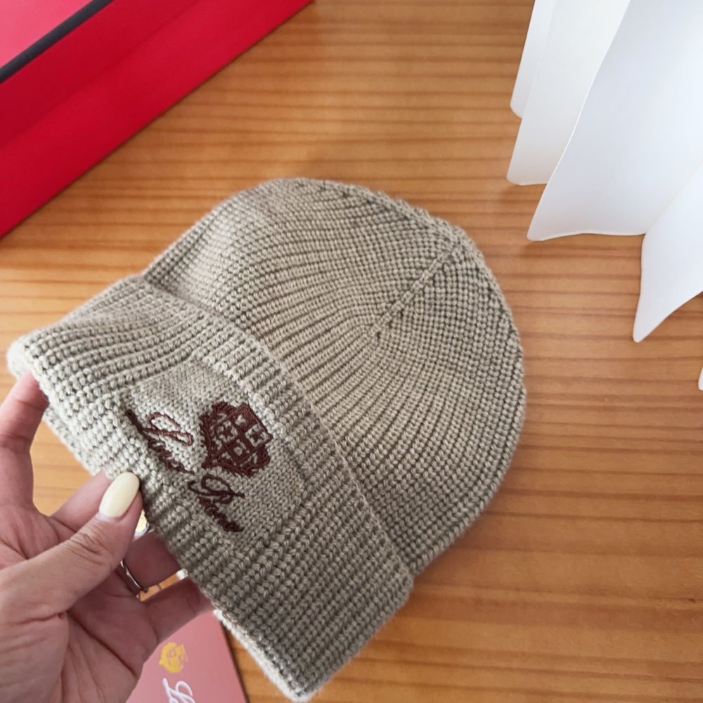 В'язана вовняна шапка фото 3