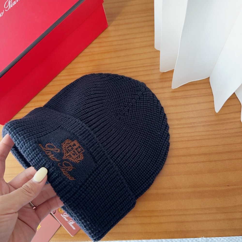 В'язана вовняна шапка фото 3