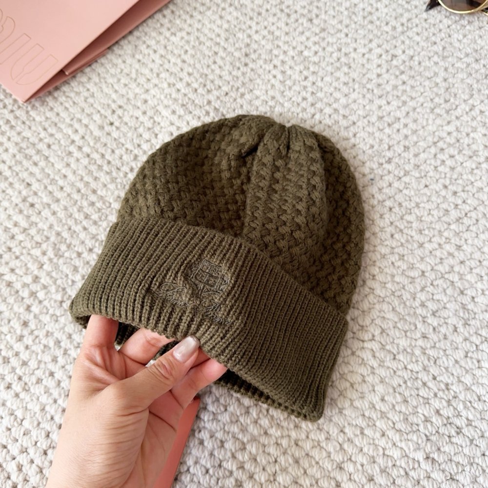 Knitted woolen a cap фото 3