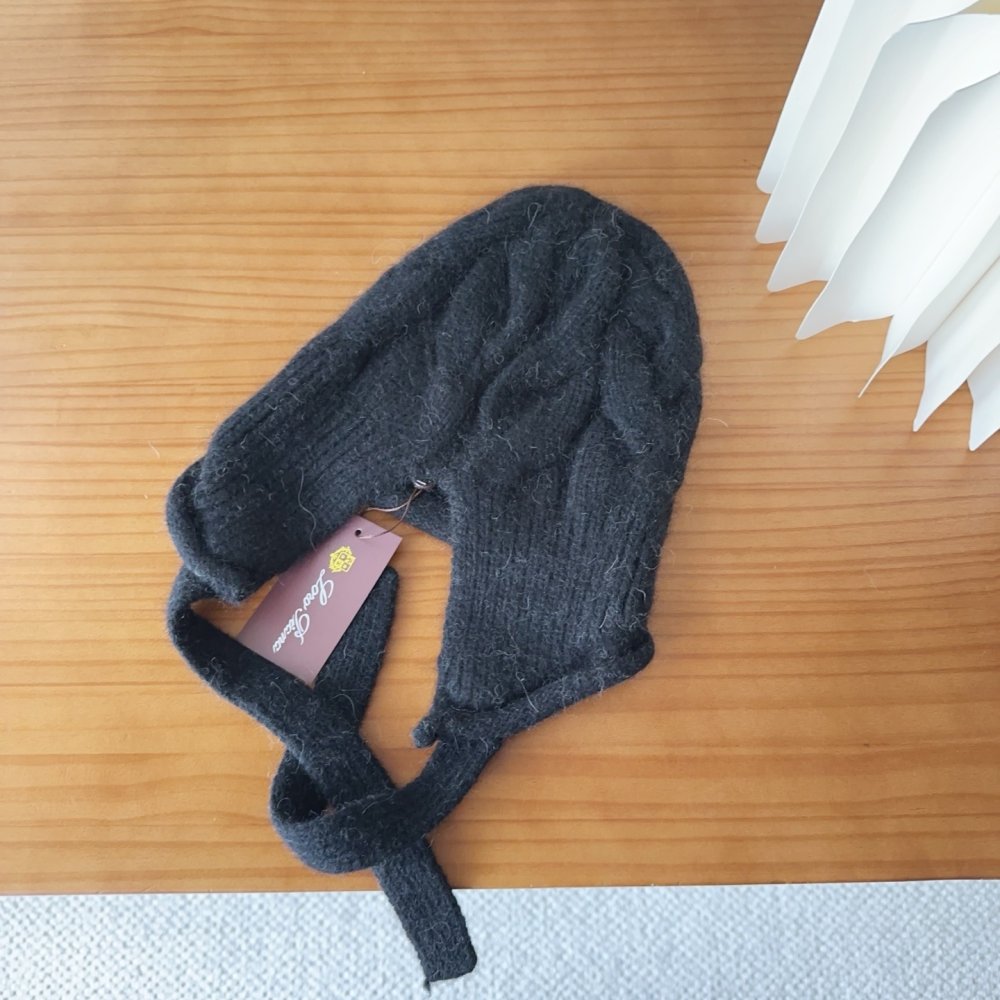 Knitted woolen a cap фото 4