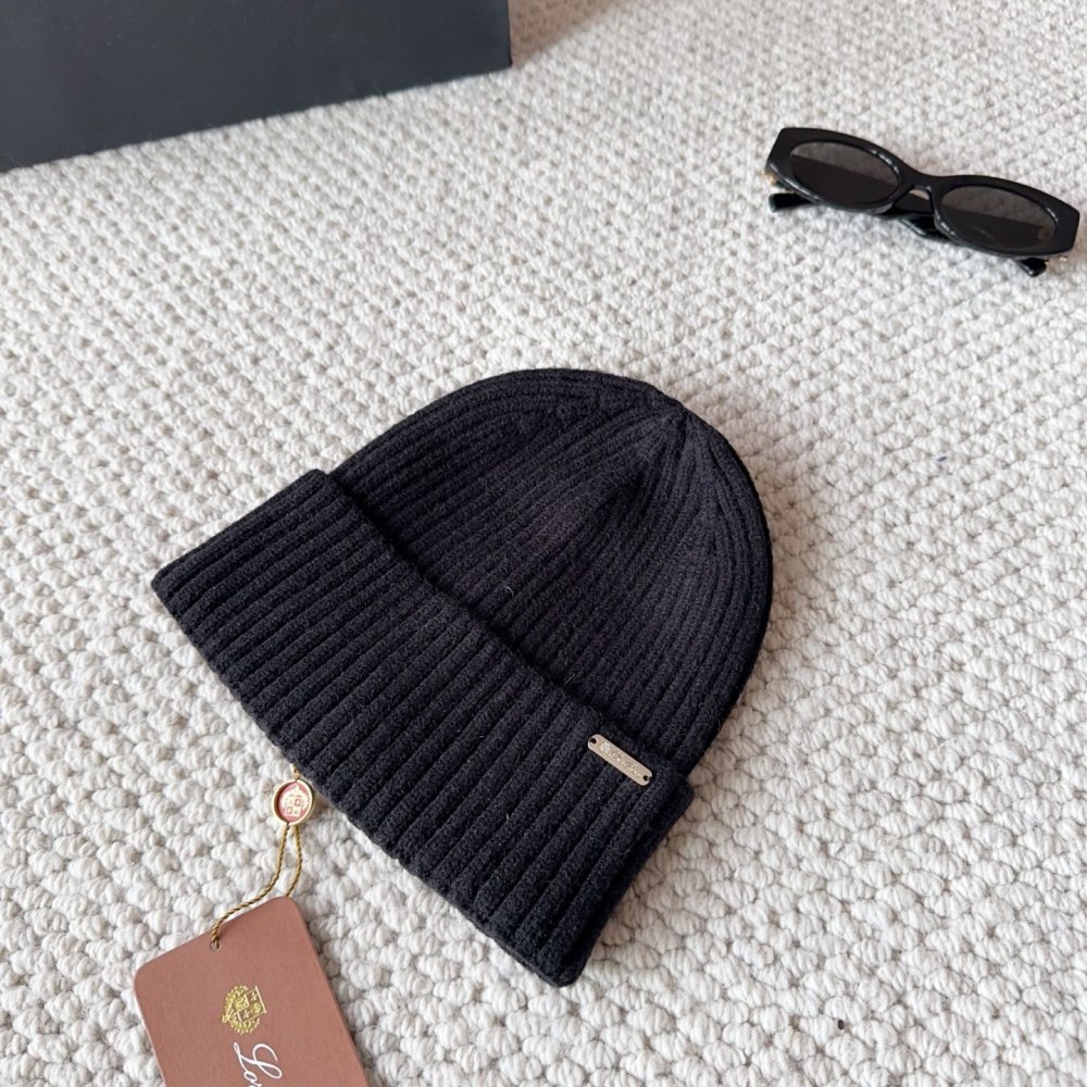 Knitted woolen a cap фото 4