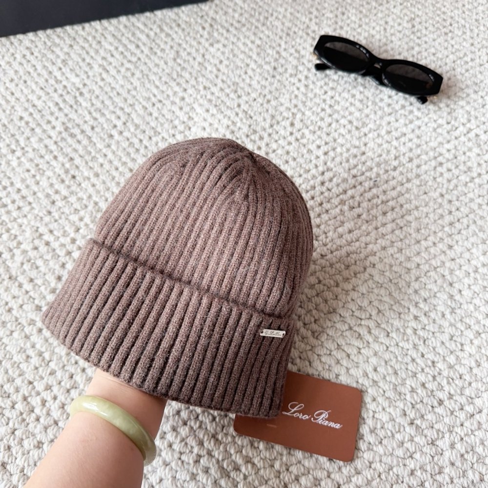 Knitted woolen a cap фото 4