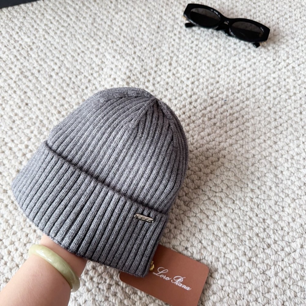 Knitted woolen a cap фото 4