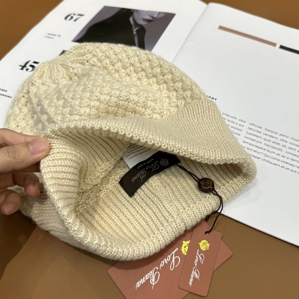 В'язана вовняна шапка фото 4