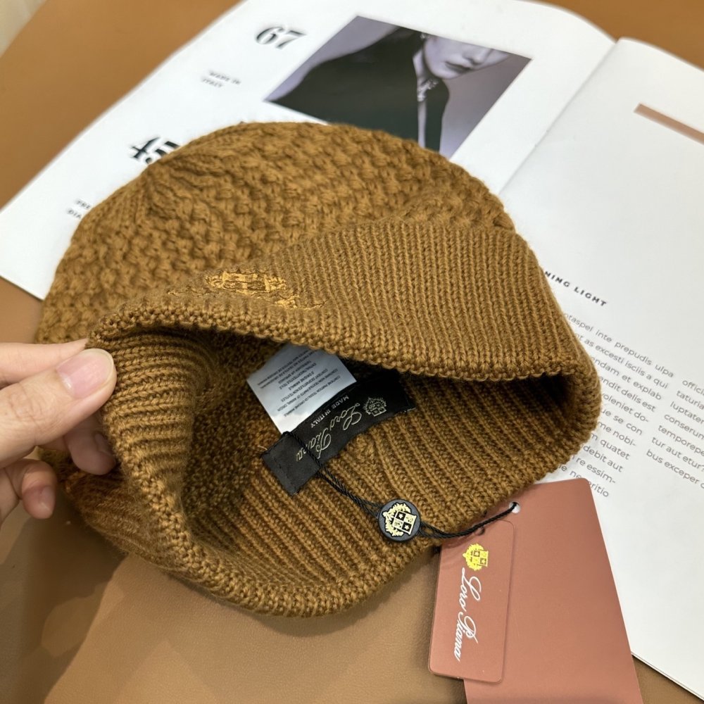 В'язана вовняна шапка фото 4