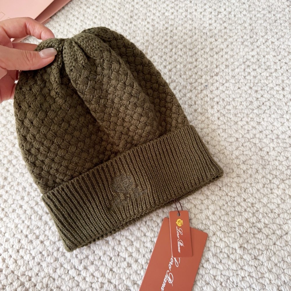 Knitted woolen a cap фото 4