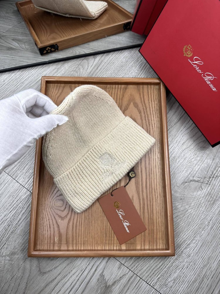 В'язана вовняна шапка фото 4