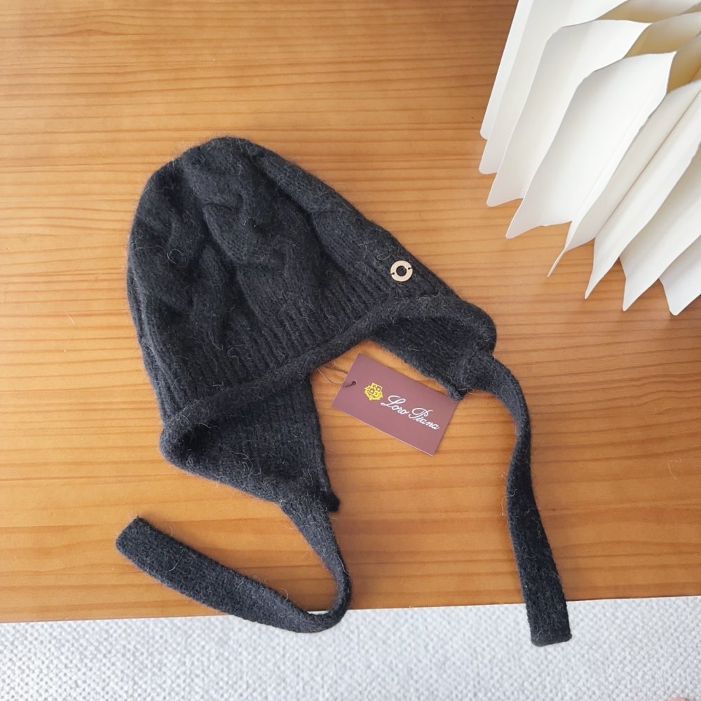 Knitted woolen a cap фото 5