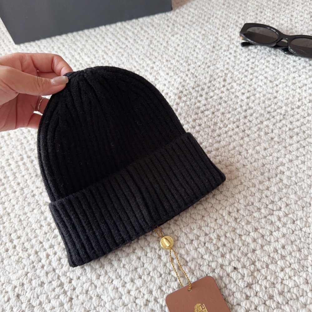 Knitted woolen a cap фото 5