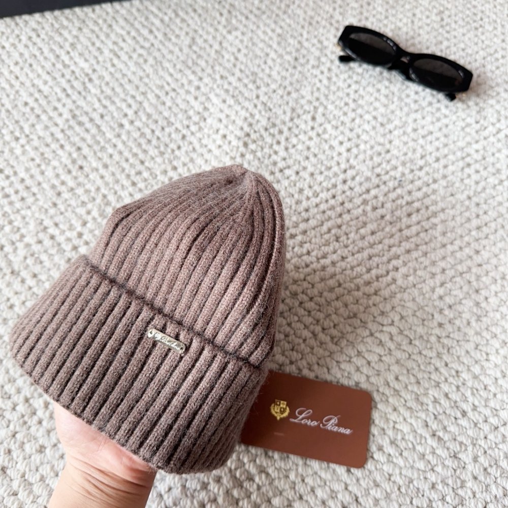 Knitted woolen a cap фото 5