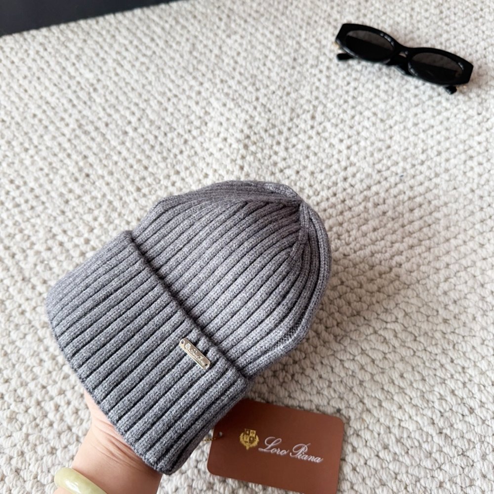 Knitted woolen a cap фото 5