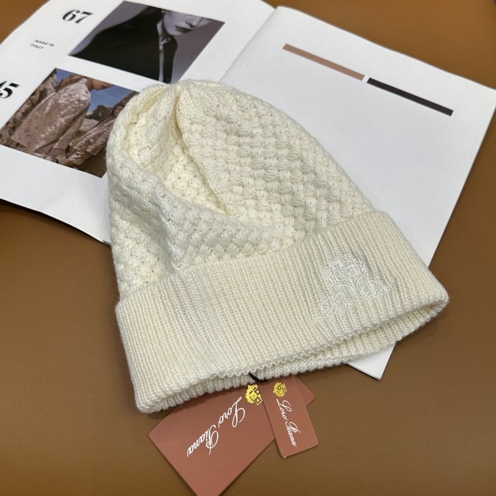 Вязаная шерстяная шапка фото 5