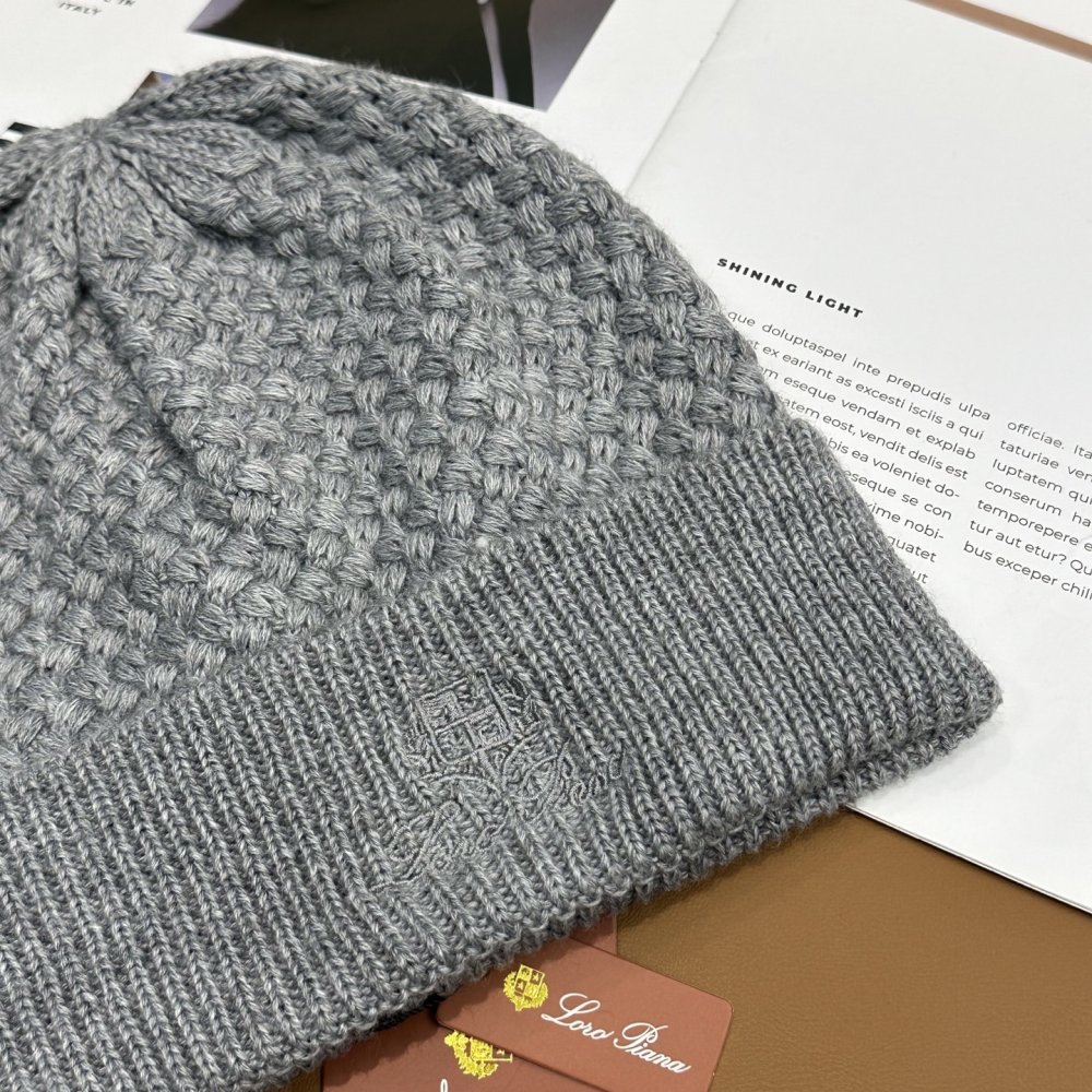 В'язана вовняна шапка фото 5