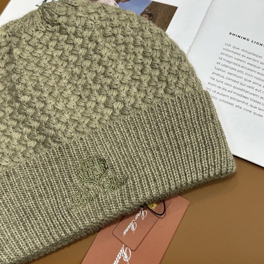 В'язана вовняна шапка фото 5