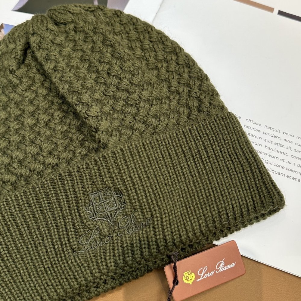 В'язана вовняна шапка фото 5