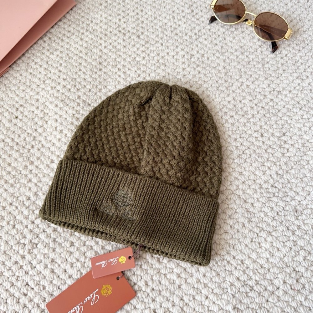 Knitted woolen a cap фото 5