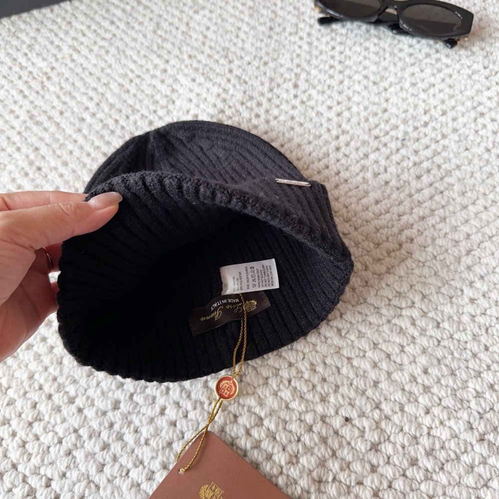 Knitted woolen a cap фото 6