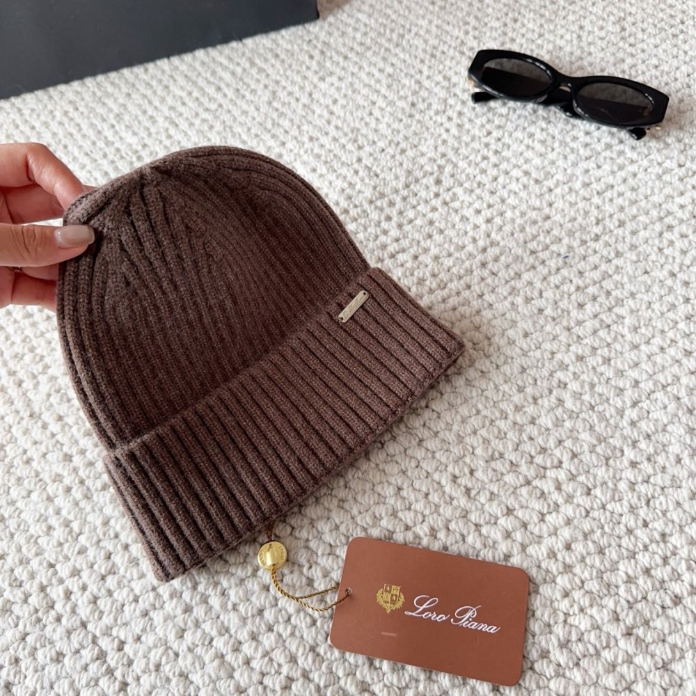 Knitted woolen a cap фото 6