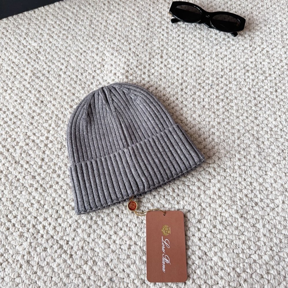 Knitted woolen a cap фото 6