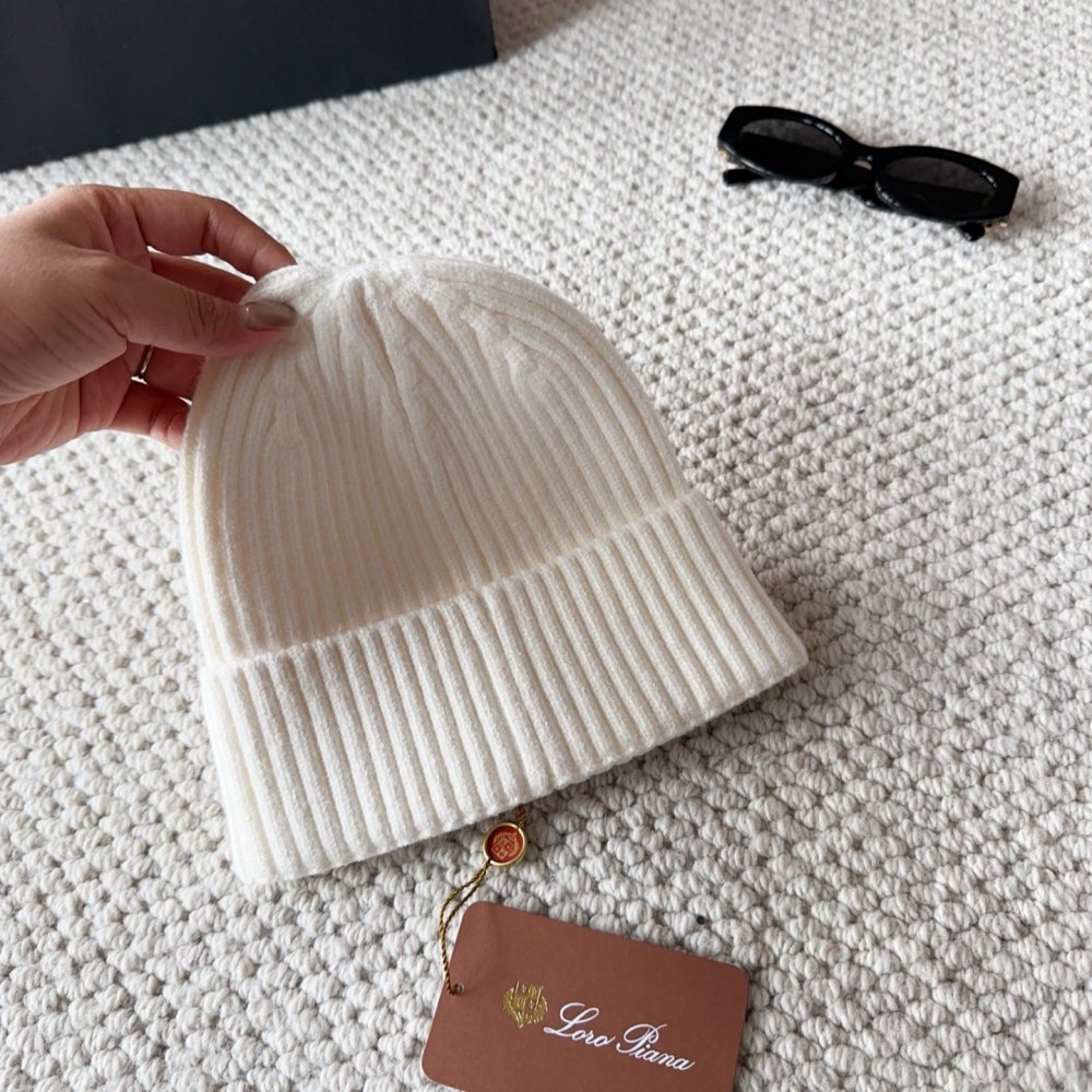 В'язана вовняна шапка фото 7