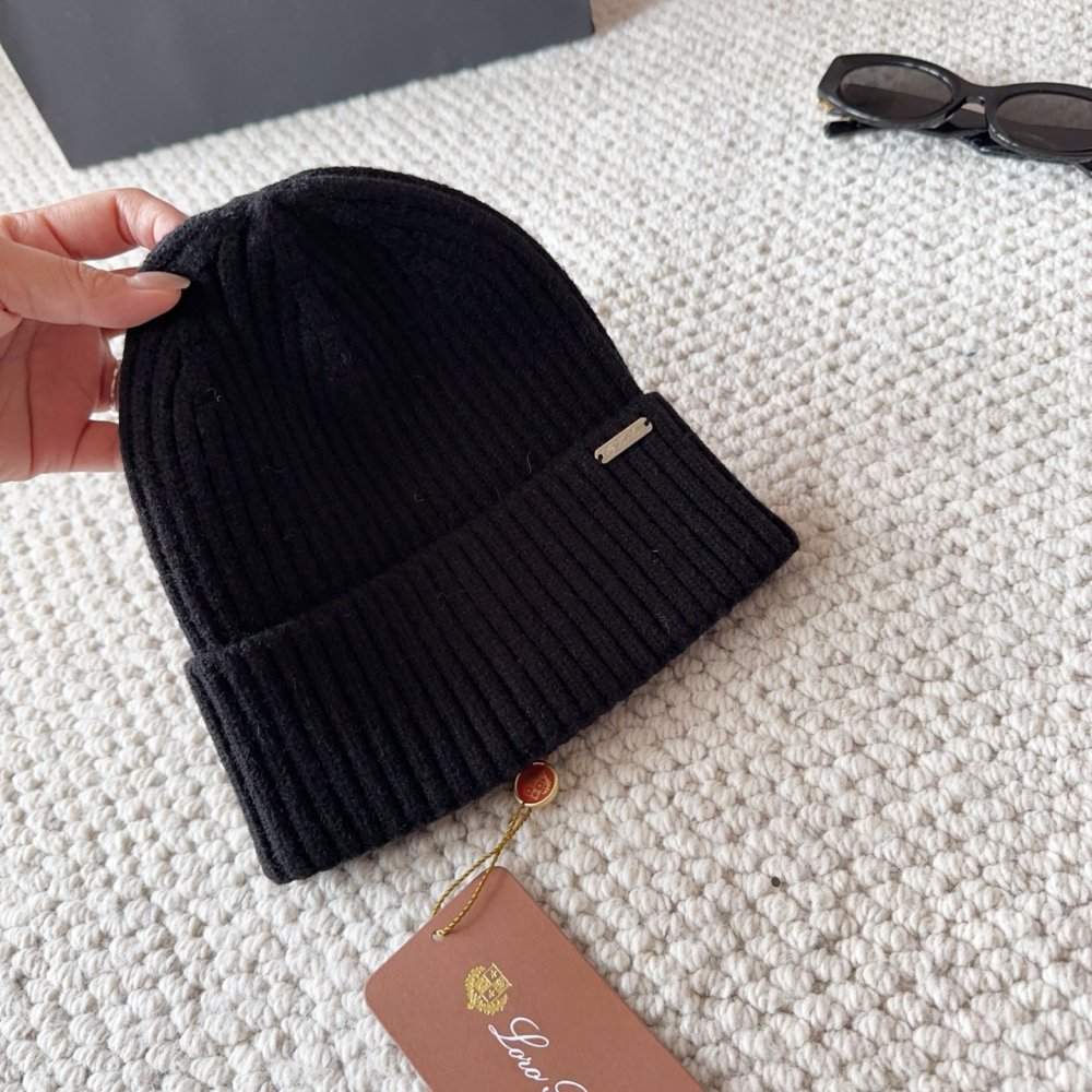 Knitted woolen a cap фото 7