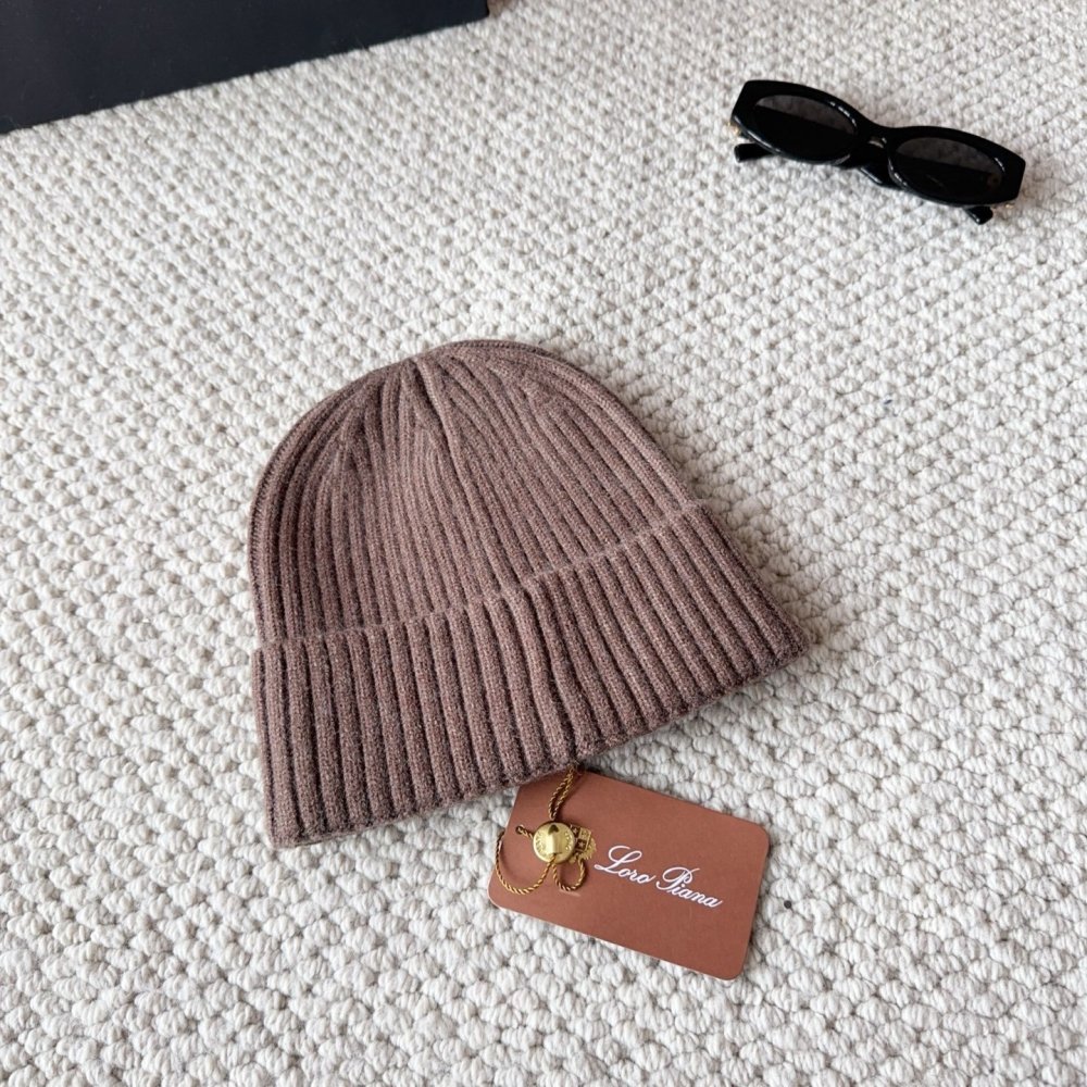 Knitted woolen a cap фото 7