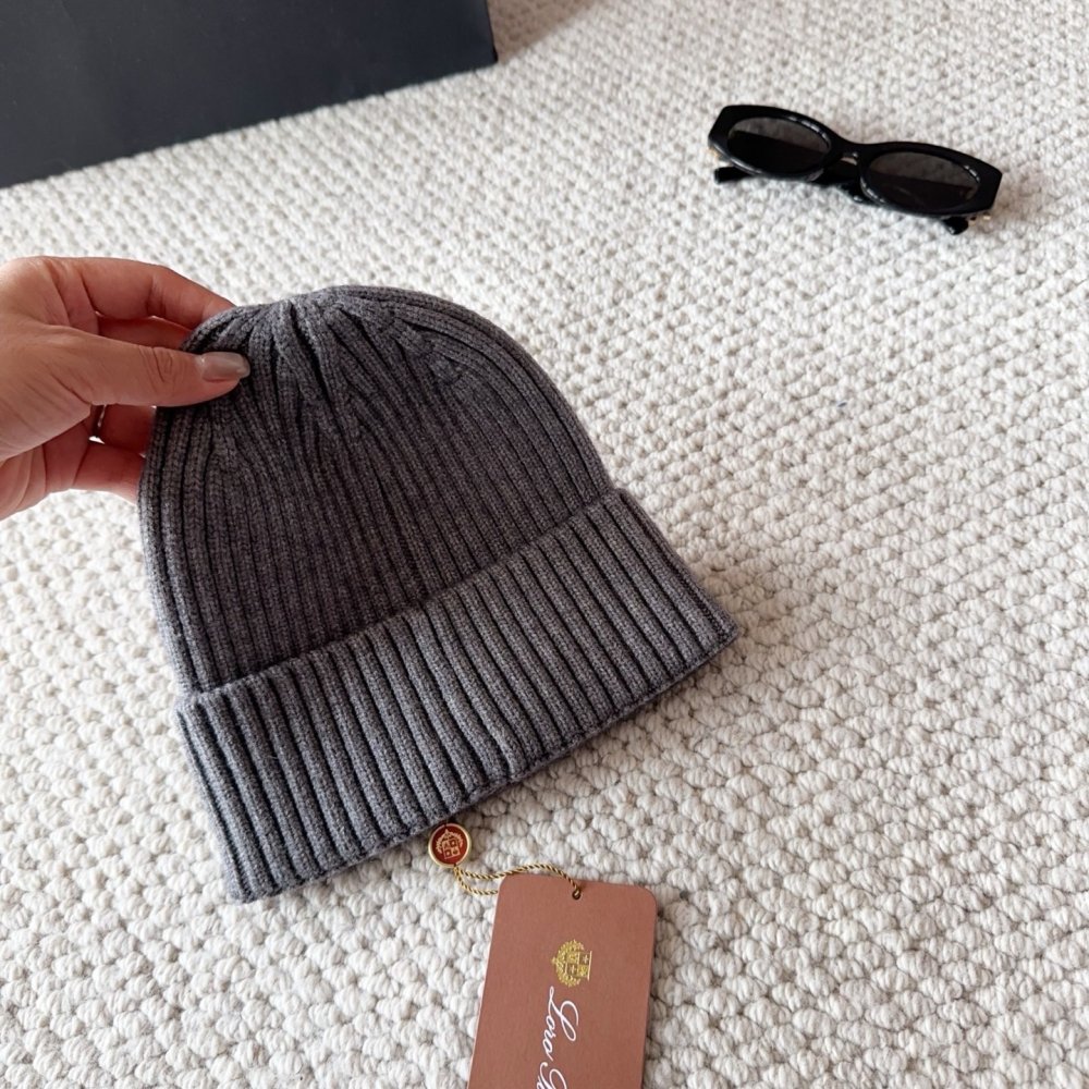 Knitted woolen a cap фото 7