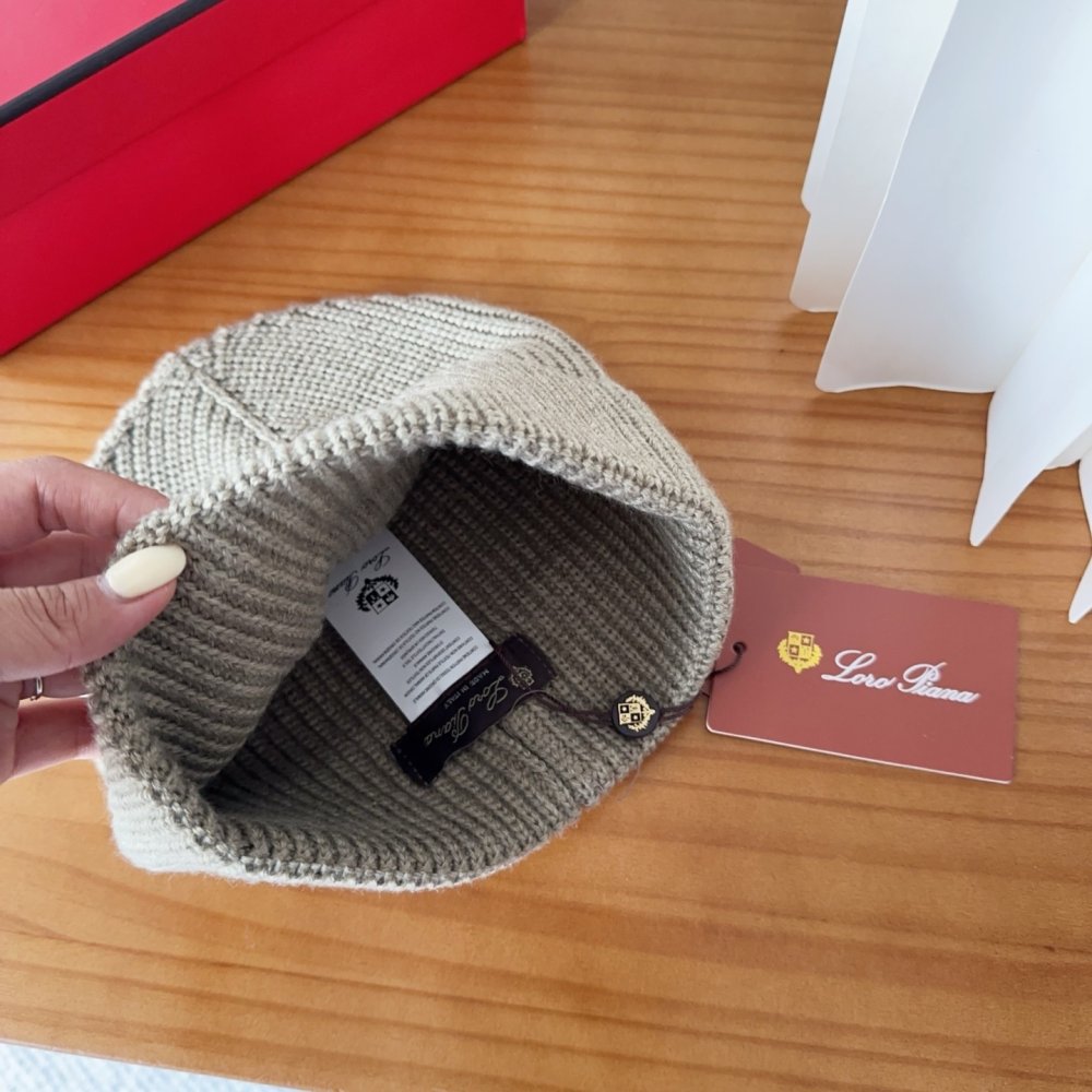 В'язана вовняна шапка фото 7