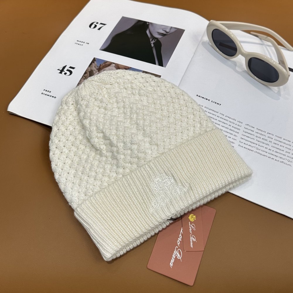 Вязаная шерстяная шапка фото 7