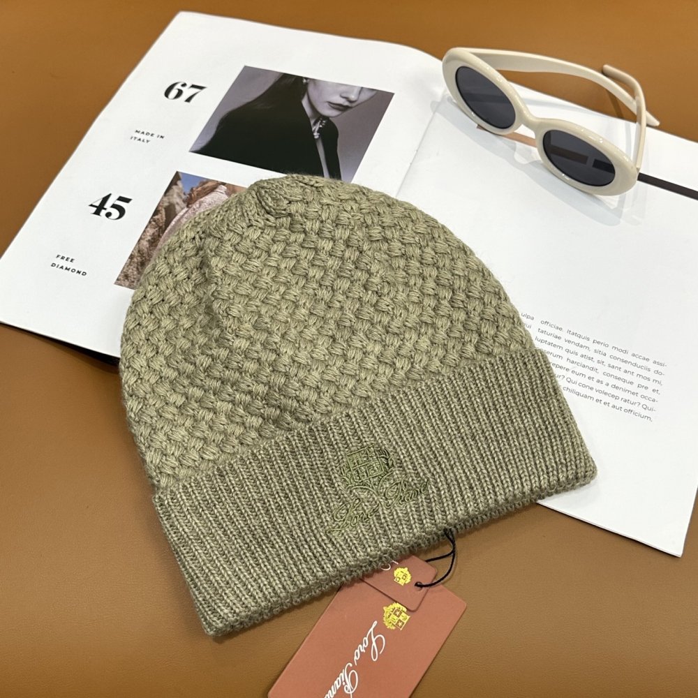 В'язана вовняна шапка фото 7